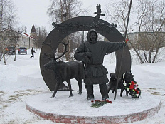 23 февраля сотрудники Управления возложили цветы к памятнику «Подвигу участников оленно-транспортных батальонов в годы Великой Отечественной войны»