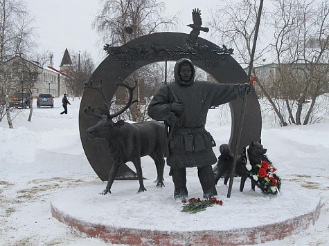 23 февраля сотрудники Управления возложили цветы к памятнику «Подвигу участников оленно-транспортных батальонов в годы Великой Отечественной войны»